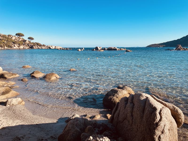 Petite crique entourée de rochers de granit dans la baie