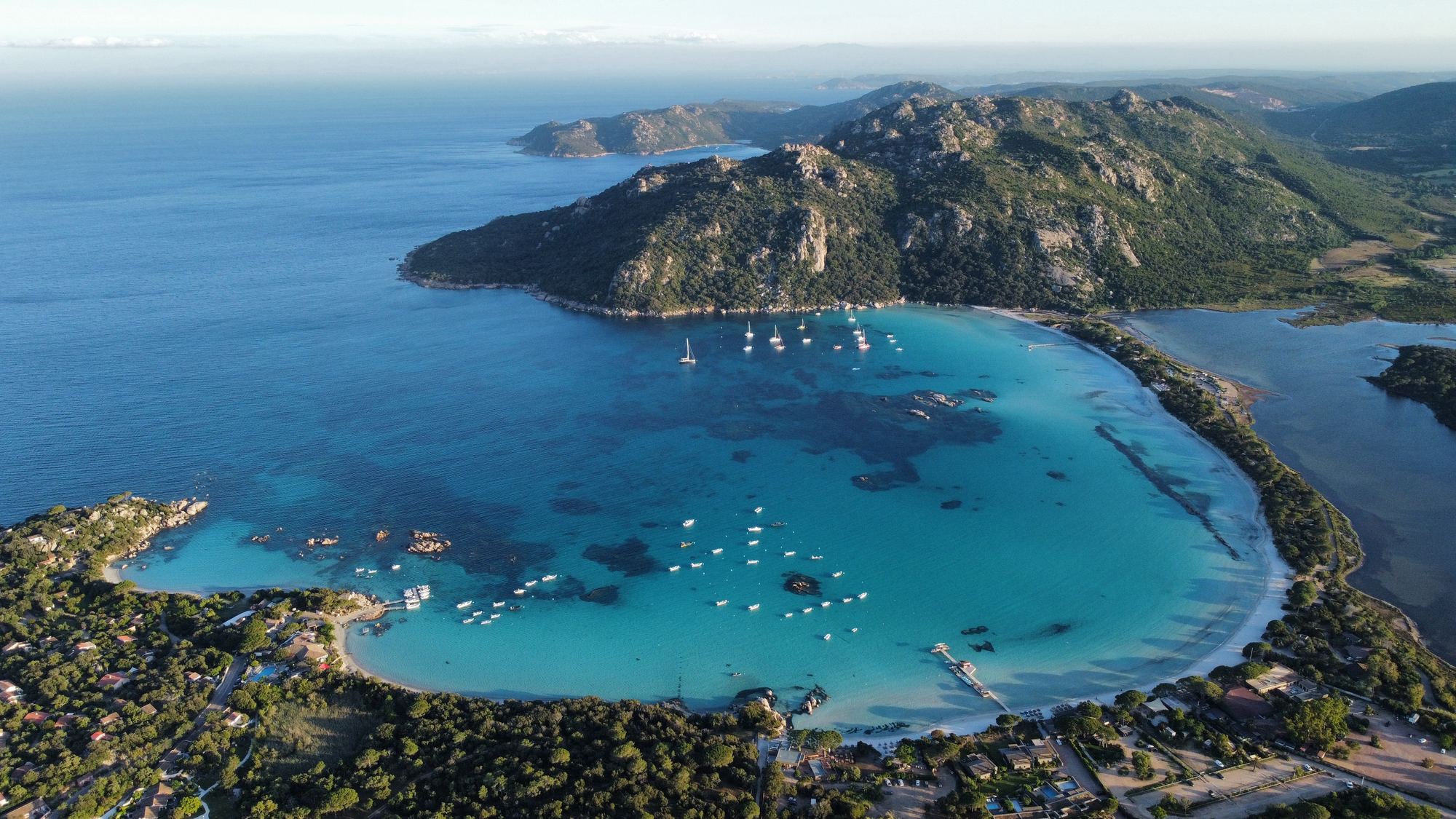 Vue aérienne de la baie de Santa Giulia, son lagon turquoise et ses plages de sable blanc